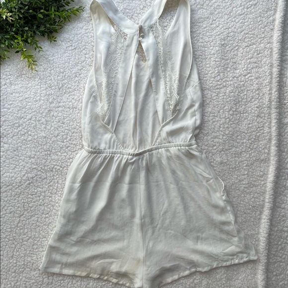 Re-poshed Lacey Divided romper - Picture 2 of 3